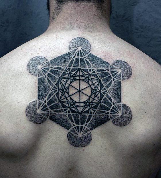 tatuaje geometrico espalda para hombre 20