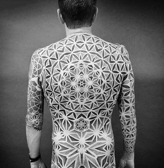 tatuaje geometrico espalda para hombre 21