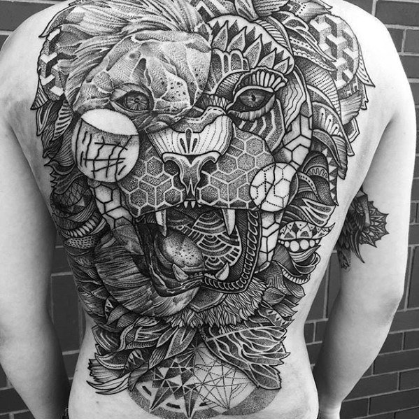 tatuaje geometrico espalda para hombre 24