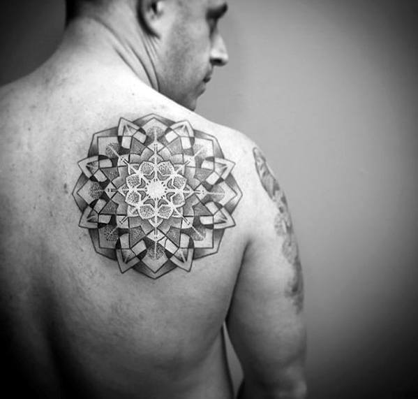 tatuaje geometrico espalda para hombre 26