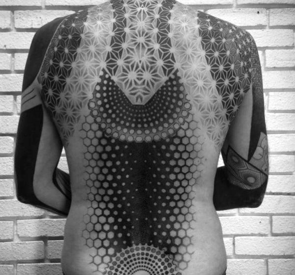 tatuaje geometrico espalda para hombre 29