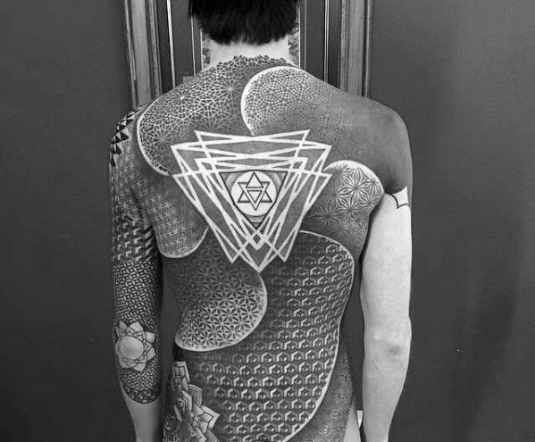 tatuaje geometrico espalda para hombre 30