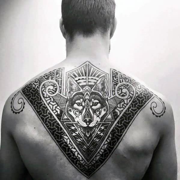 tatuaje geometrico espalda para hombre 32