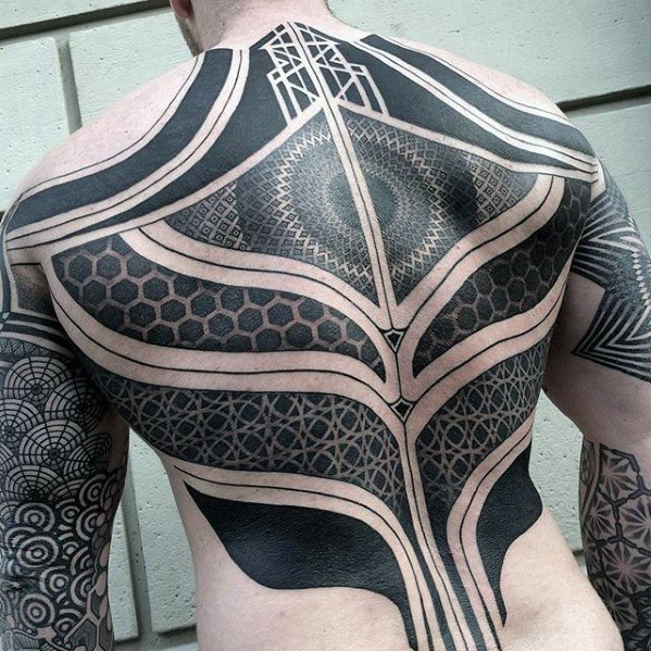 tatuaje geometrico espalda para hombre 33
