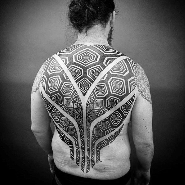 tatuaje geometrico espalda para hombre 37