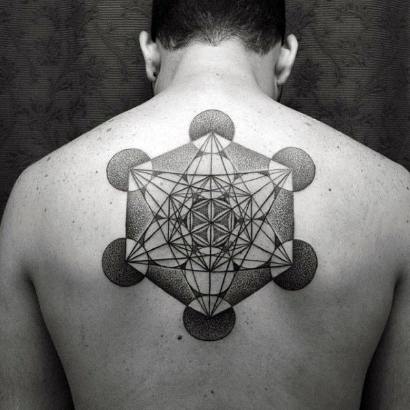 tatuaje geometrico espalda para hombre 38