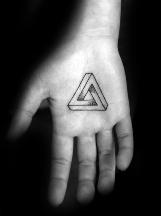 tatuaje geometrico mano para hombre 08