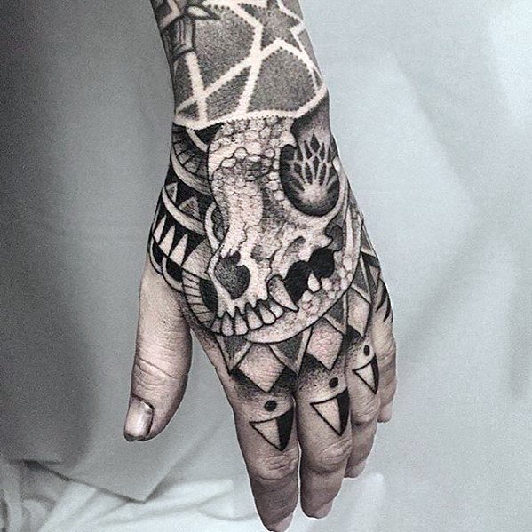 tatuaje geometrico mano para hombre 15