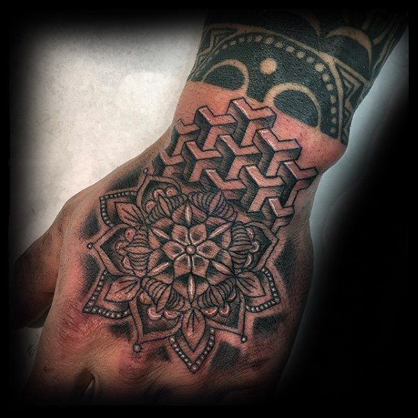 tatuaje geometrico mano para hombre 21