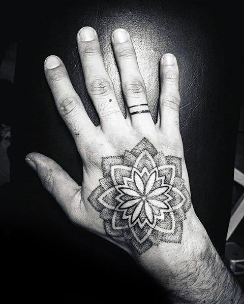 tatuaje geometrico mano para hombre 22