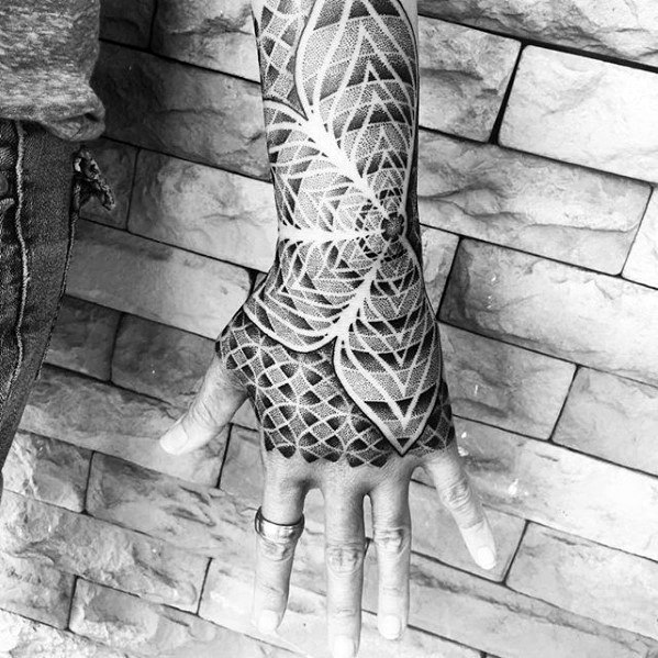 tatuaje geometrico mano para hombre 28