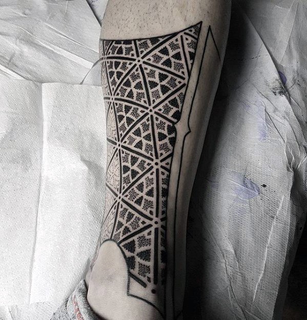 tatuaje geometrico pierna para hombre 20