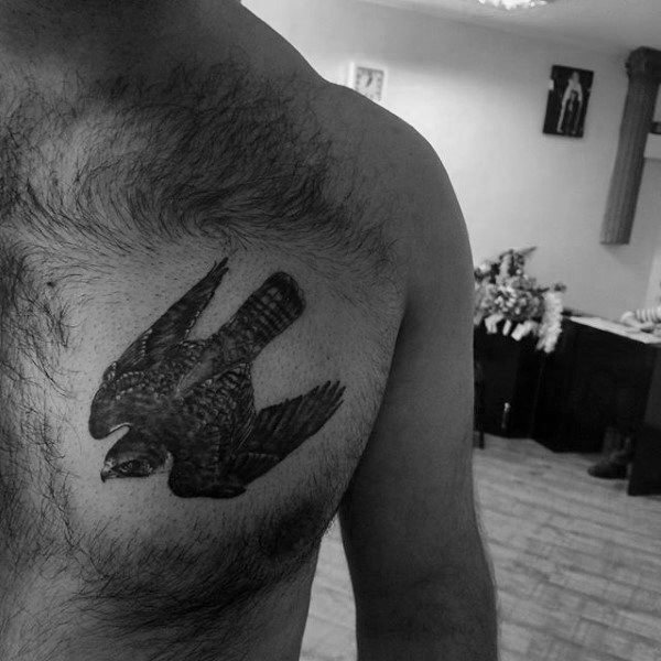 tatuaje halcon para hombre 67