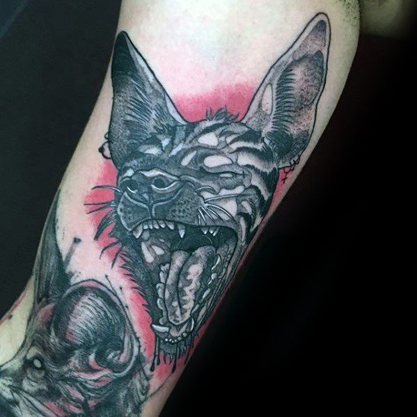 tatuaje hiena para hombre 05
