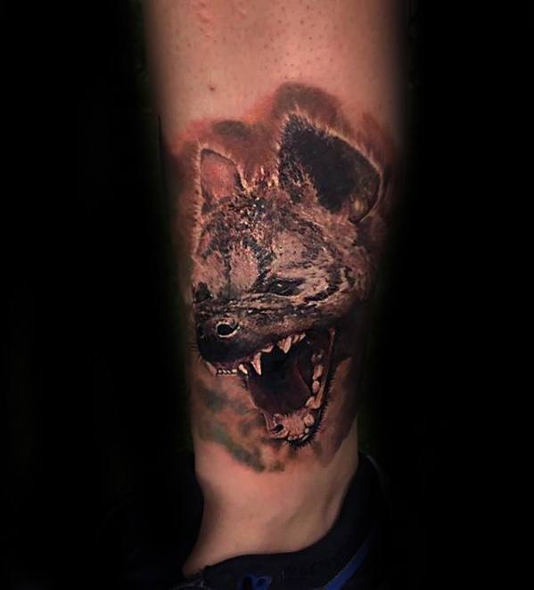 tatuaje hiena para hombre 10