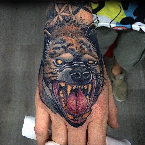tatuaje hiena para hombre 14