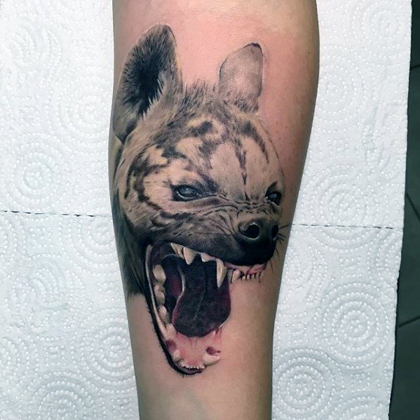 tatuaje hiena para hombre 20