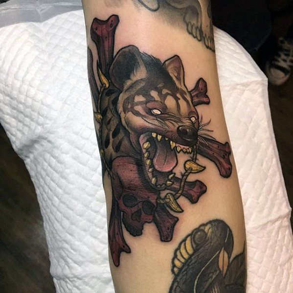 tatuaje hiena para hombre 33