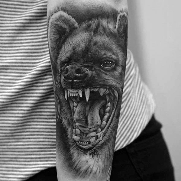 tatuaje hiena para hombre 49