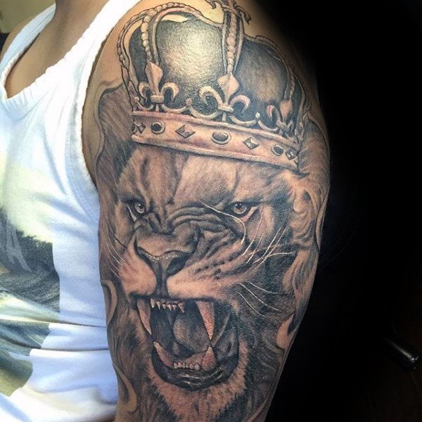 tatuaje leon con corona para hombre 02