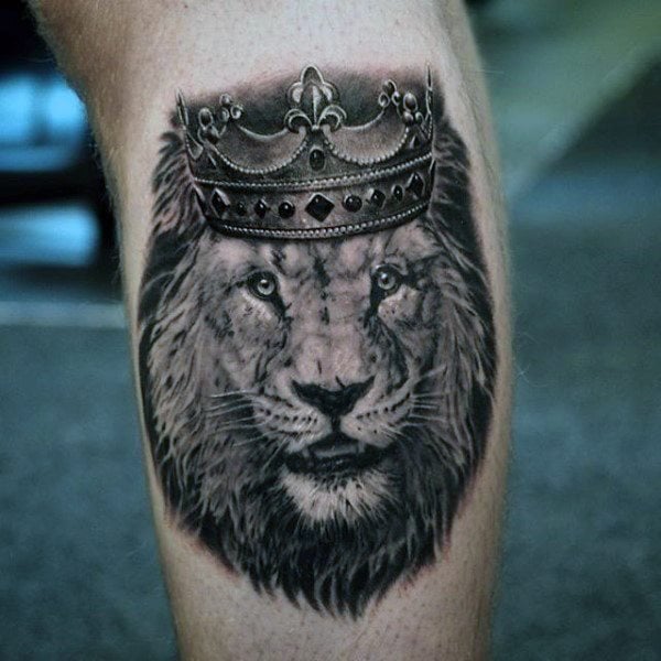 tatuaje leon con corona para hombre 03
