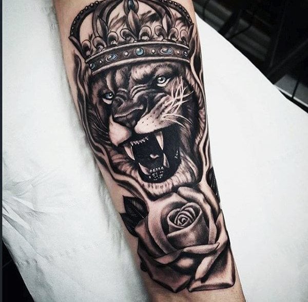 tatuaje leon con corona para hombre 06