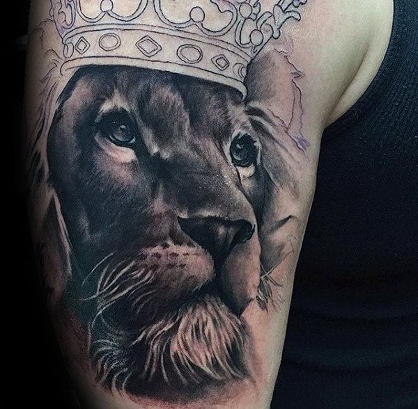 tatuaje leon con corona para hombre 07