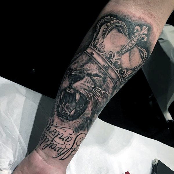 tatuaje leon con corona para hombre 09