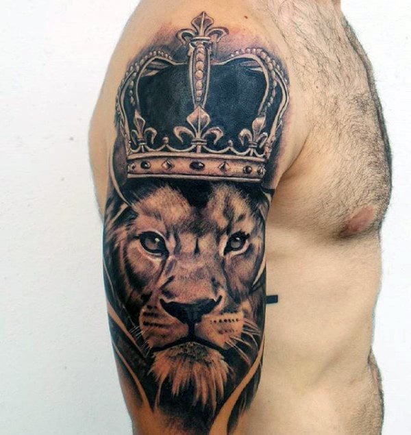 tatuaje leon con corona para hombre 12