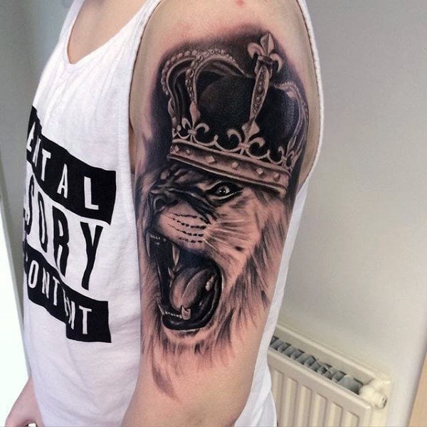 tatuaje leon con corona para hombre 13