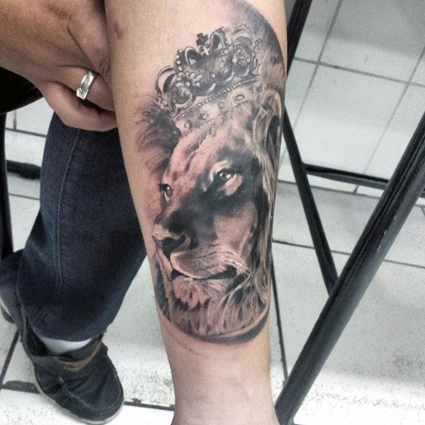 tatuaje leon con corona para hombre 15
