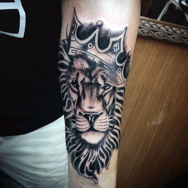 tatuaje leon con corona para hombre 16
