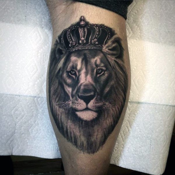 tatuaje leon con corona para hombre 17