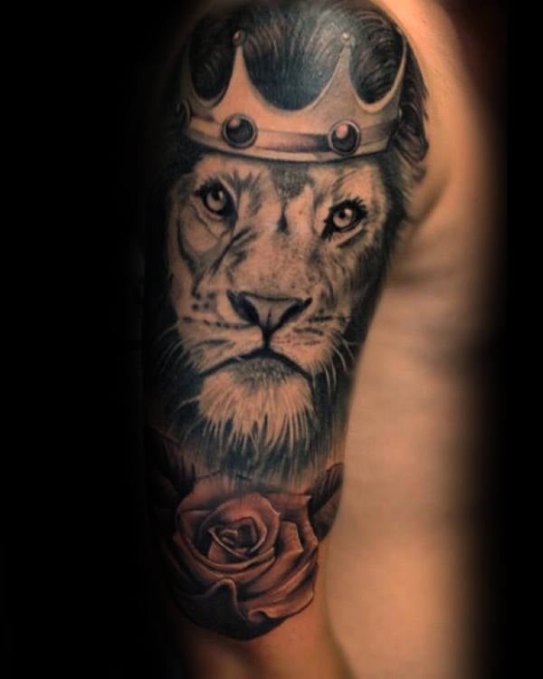 tatuaje leon con corona para hombre 19