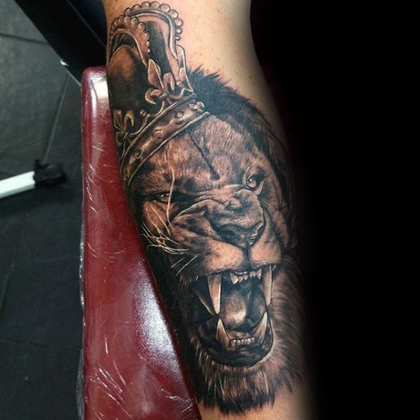 tatuaje leon con corona para hombre 20