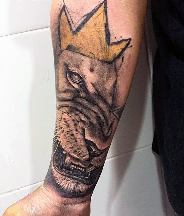 tatuaje leon con corona para hombre 24