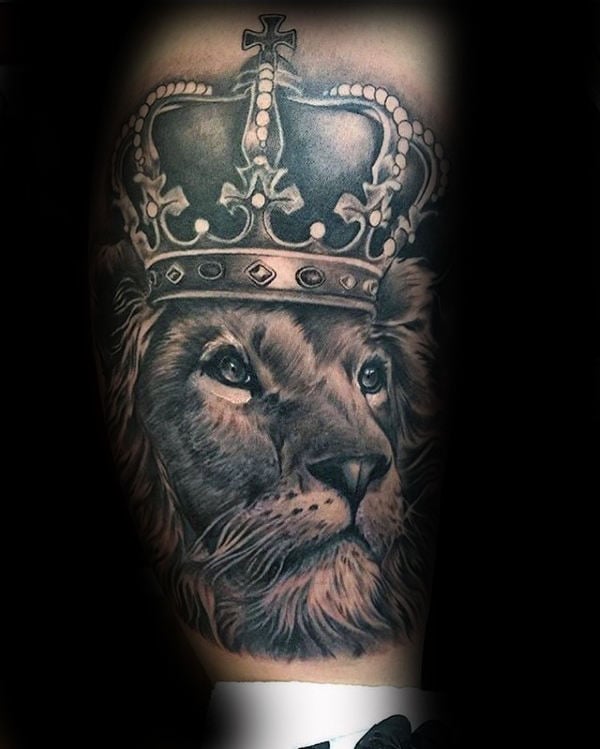 tatuaje leon con corona para hombre 25