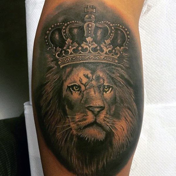 tatuaje leon con corona para hombre 26