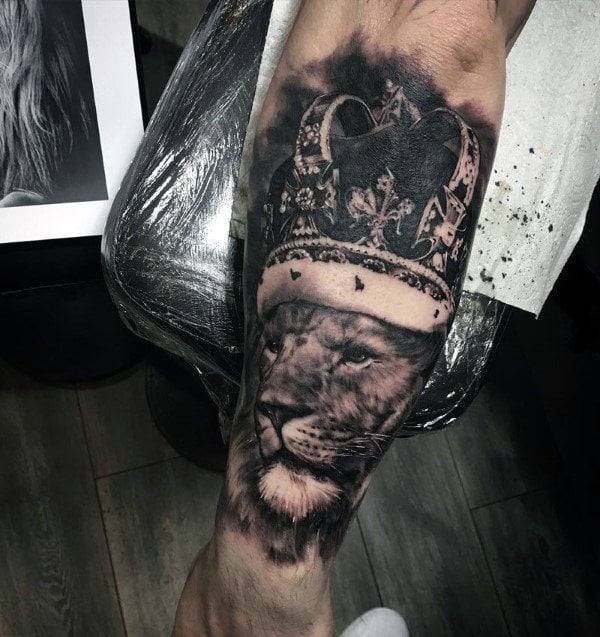 tatuaje leon con corona para hombre 27