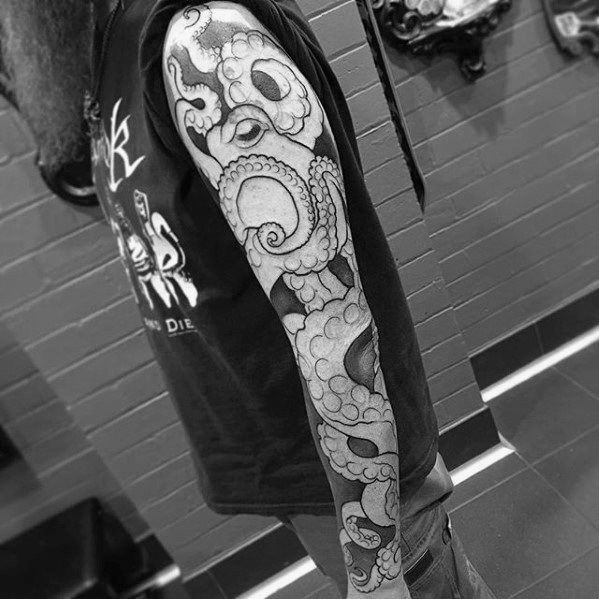 tatuaje manga pulpo pecho para hombre 05