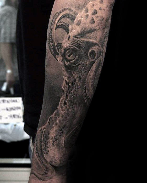 tatuaje manga pulpo pecho para hombre 17