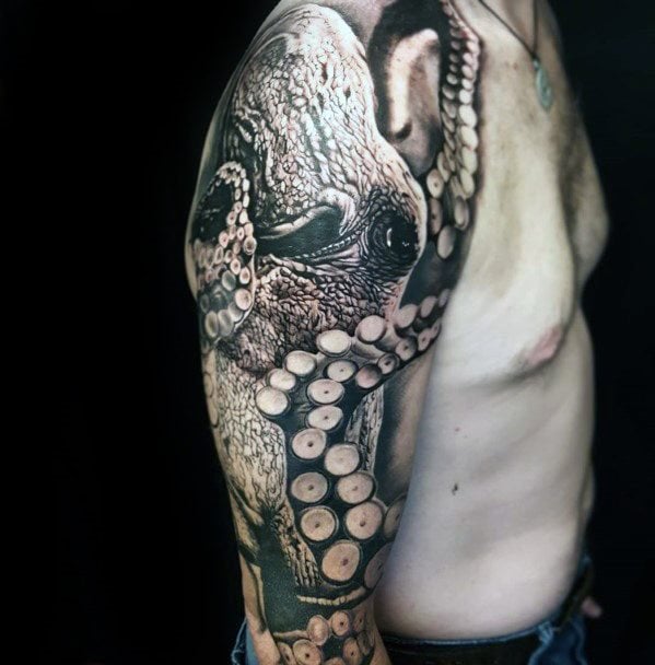 tatuaje manga pulpo pecho para hombre 23