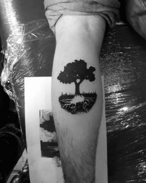 tatuaje perfecto arbol para hombre 21