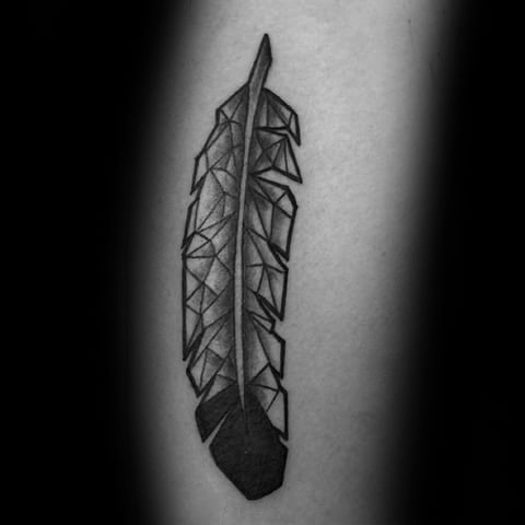 tatuaje plumas geometricas para hombre 23