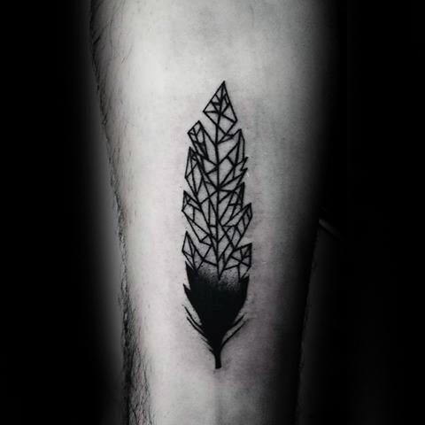 tatuaje plumas geometricas para hombre 25