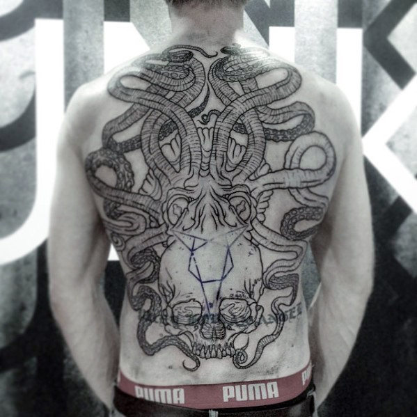 tatuaje pulpo espalda para hombre 08