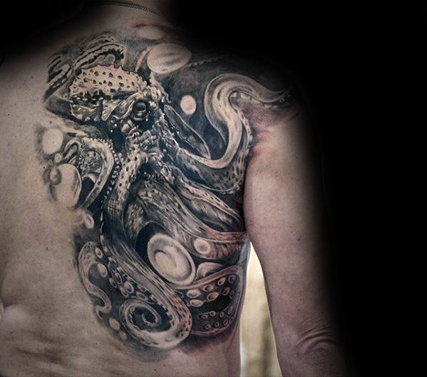 tatuaje pulpo espalda para hombre 11