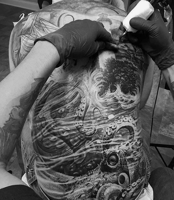 tatuaje pulpo espalda para hombre 14