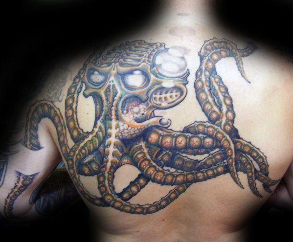 tatuaje pulpo espalda para hombre 19