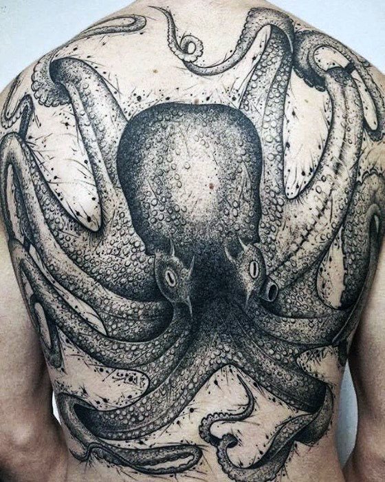 tatuaje pulpo espalda para hombre 25